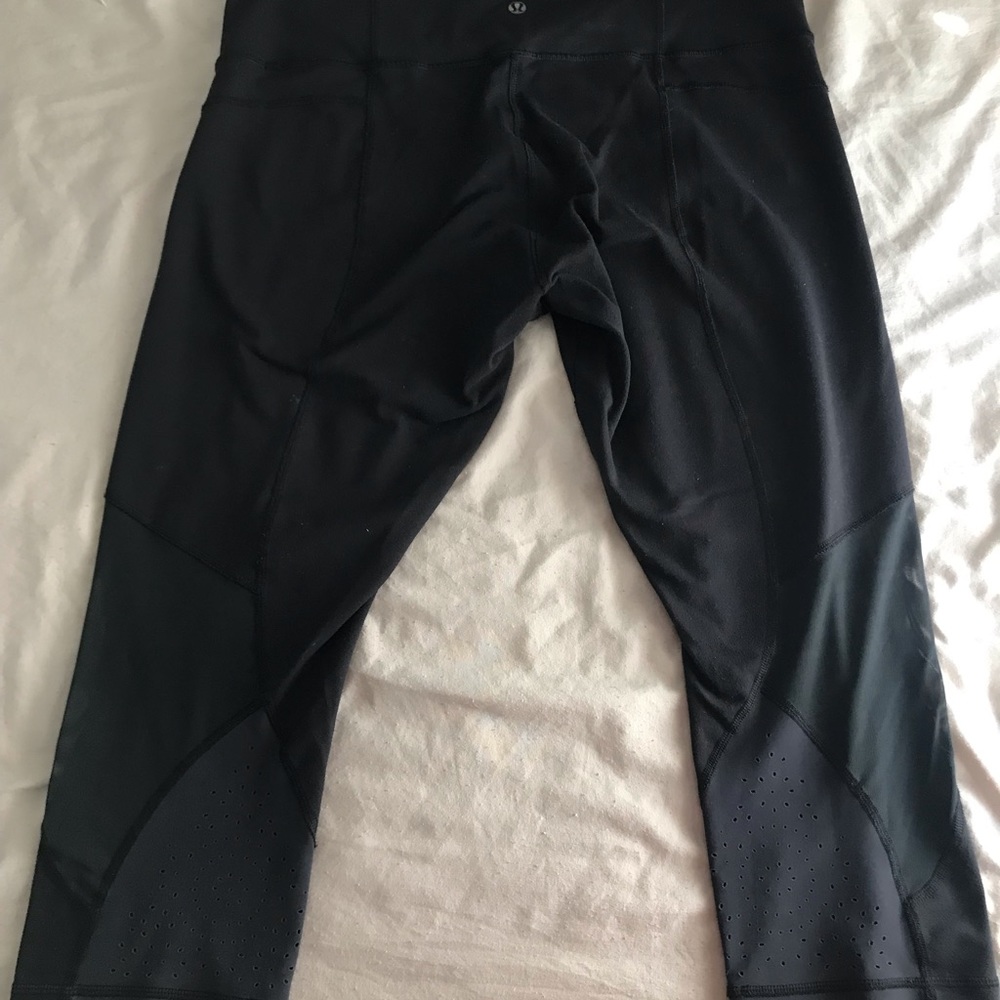 Lululemon set size 12. Racer back top with mesh accent and capri leggings - Picture 12 of 12
